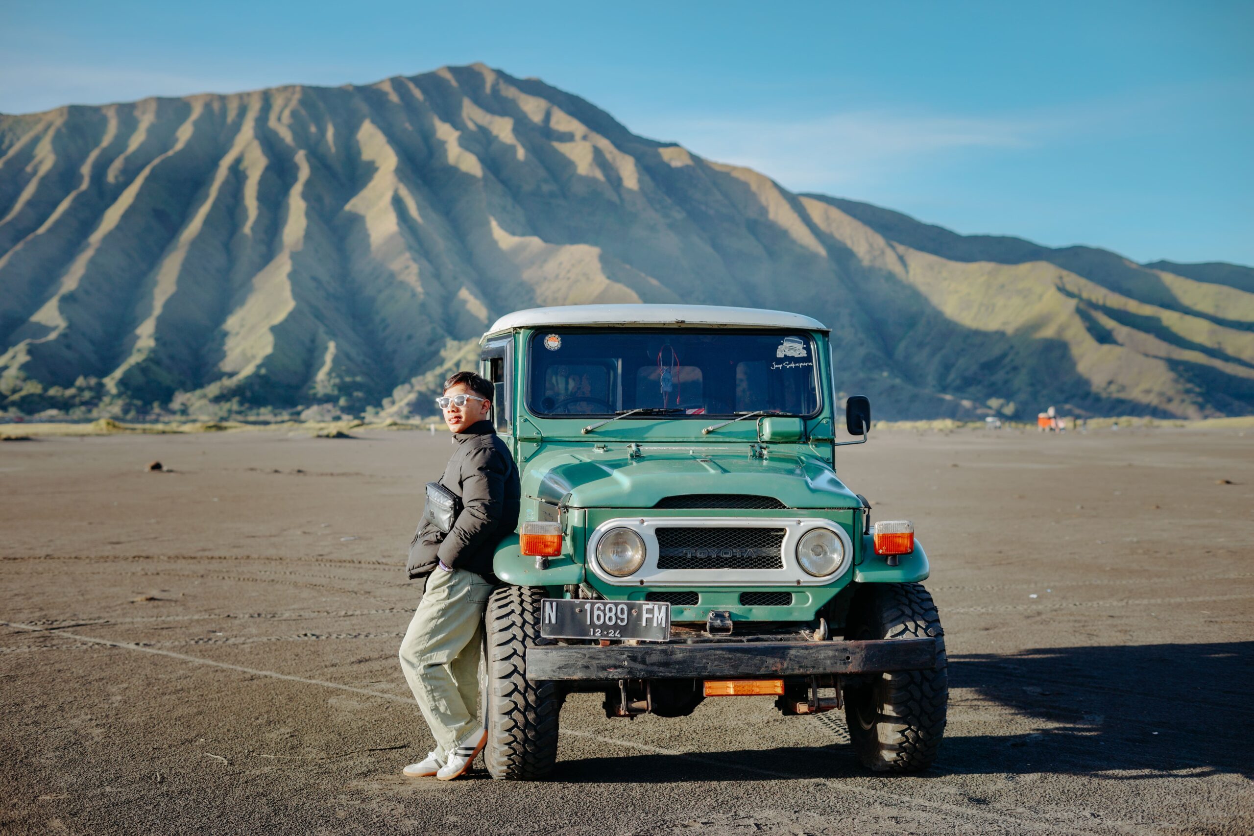 sewa jeep di bromo berapa dengan pemandangan gunung bromo dan jeep wisata di lautan pasir